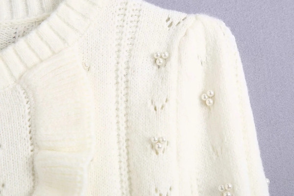 Γυναικείο πουλόβερ με πέρλεσ και βολάν