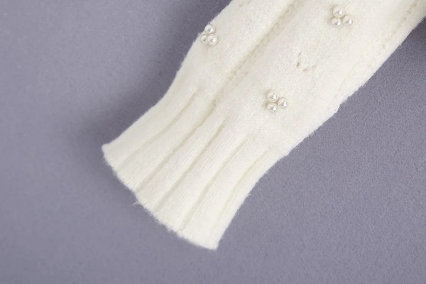 Γυναικείο πουλόβερ με πέρλεσ και βολάν