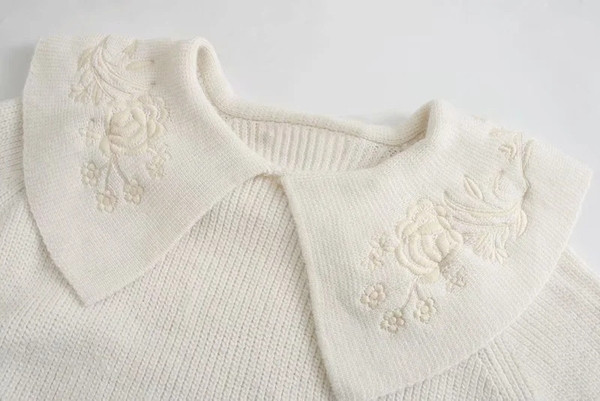 Γυναικείο πουλόβερ με μεγάλο γιακά και κέντημα