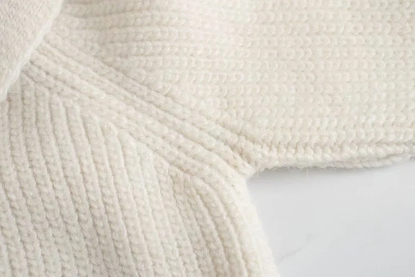 Γυναικείο πουλόβερ με μεγάλο γιακά και κέντημα