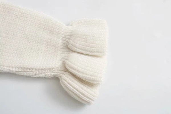 Γυναικείο πουλόβερ με μεγάλο γιακά και κέντημα