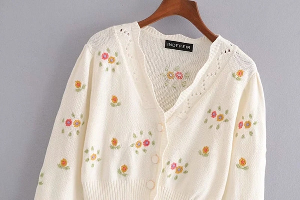 Lühike tikandi ja lokkidega kardigan