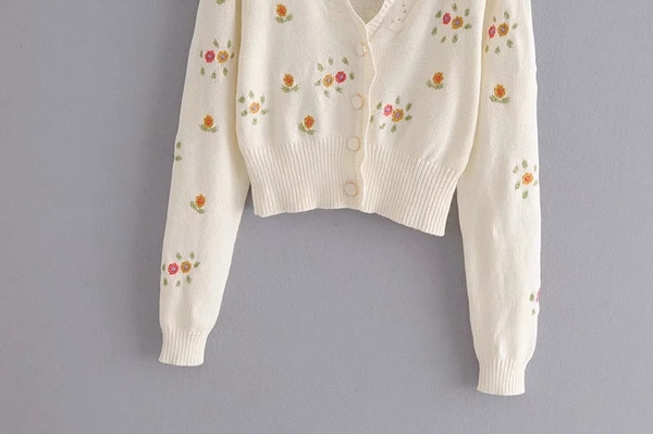 Lühike tikandi ja lokkidega kardigan