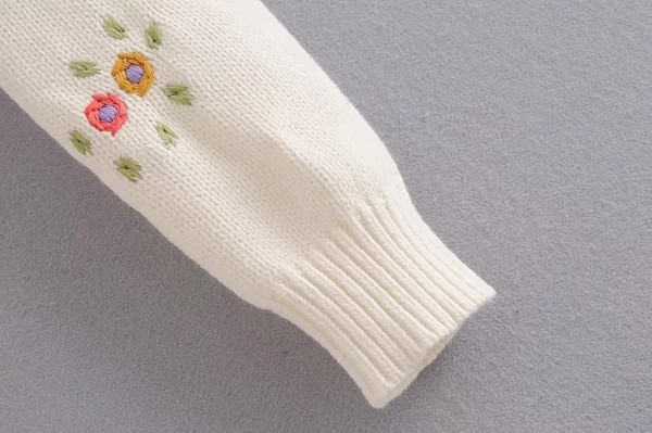 Lühike tikandi ja lokkidega kardigan