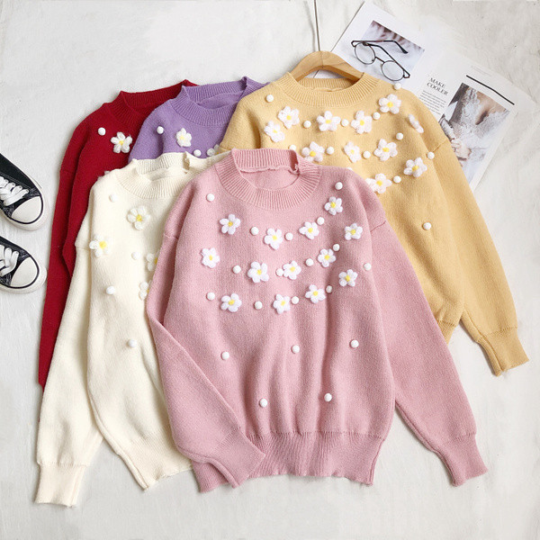 Μοντέρνο γυναικείο πουλόβερ με τρισδιάστατα στοιχεία και οβάλ ντεκολτέ