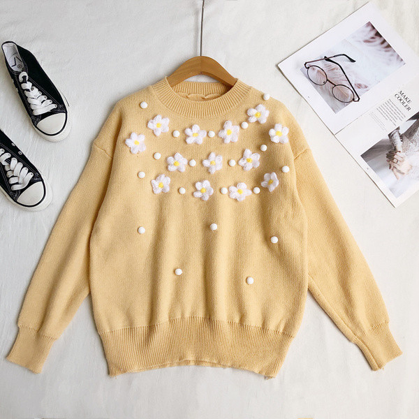 Μοντέρνο γυναικείο πουλόβερ με τρισδιάστατα στοιχεία και οβάλ ντεκολτέ