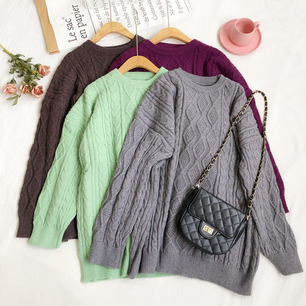 Πλεκτό γυναικείο πουλόβερ με οβάλ ντεκολτέ και μακριά μανίκια