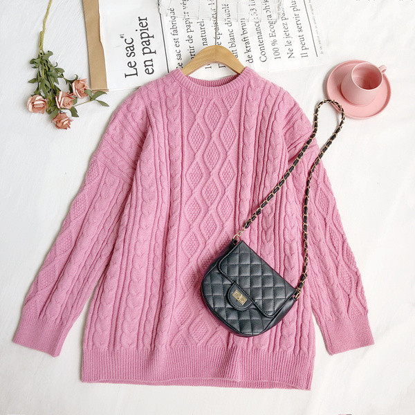 Πλεκτό γυναικείο πουλόβερ με οβάλ ντεκολτέ και μακριά μανίκια