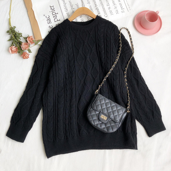 Πλεκτό γυναικείο πουλόβερ με οβάλ ντεκολτέ και μακριά μανίκια