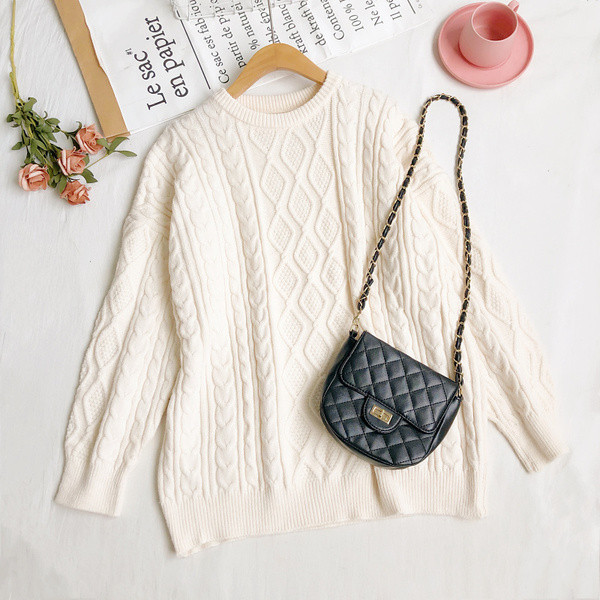 Πλεκτό γυναικείο πουλόβερ με οβάλ ντεκολτέ και μακριά μανίκια