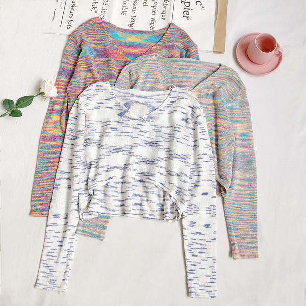 Värviline naiste kampsun pikkade varrukatega ja spitsikaelusega