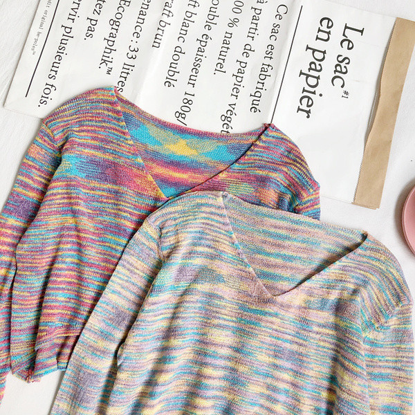 Värviline naiste kampsun pikkade varrukatega ja spitsikaelusega