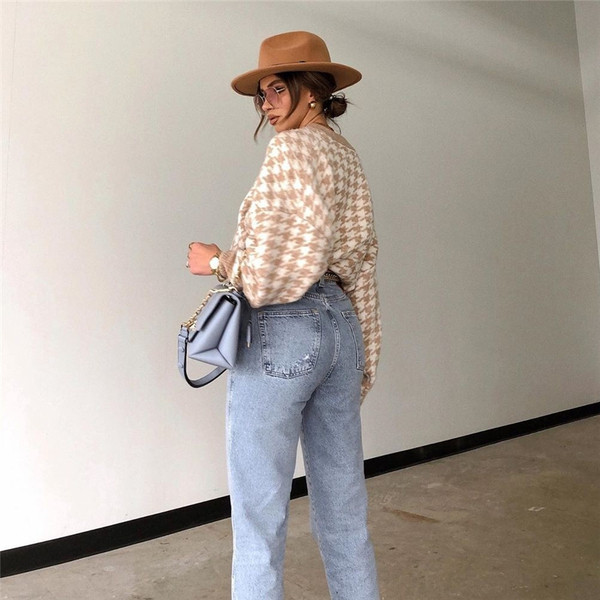 Κομψό γυναικείο πουλόβερ με οβάλ ντεκολτέ και φαρδιά μανίκια