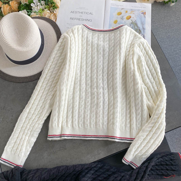 Πλεκτή γυναικεία ζακέτα με χρυσά κουμπιά