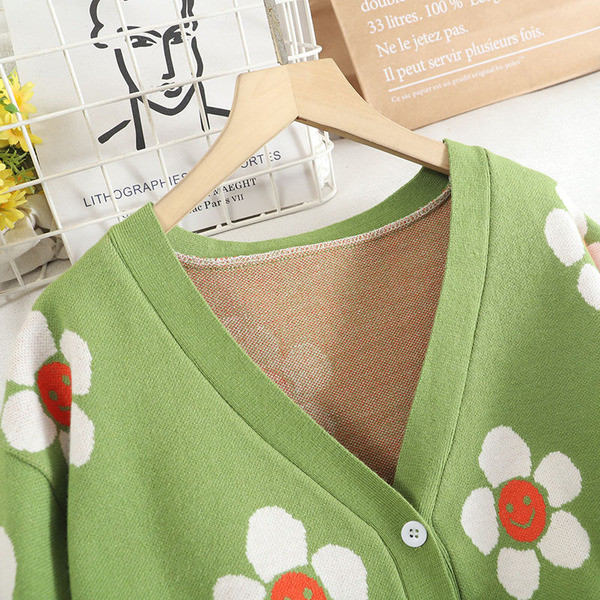 Γυναικεία μοντέρνα ζακέτα με ντεκολτέ και κεντήματα