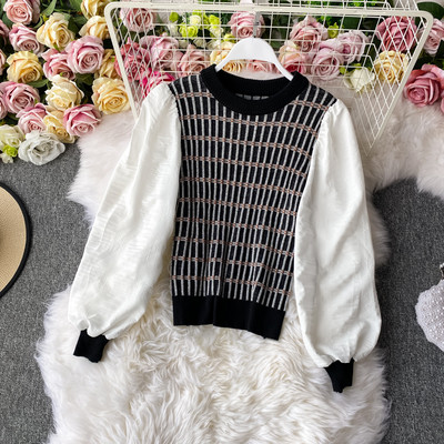 Γυναικείο πουλόβερ με οβάλ ντεκολτέ και μανίκια από τούλι