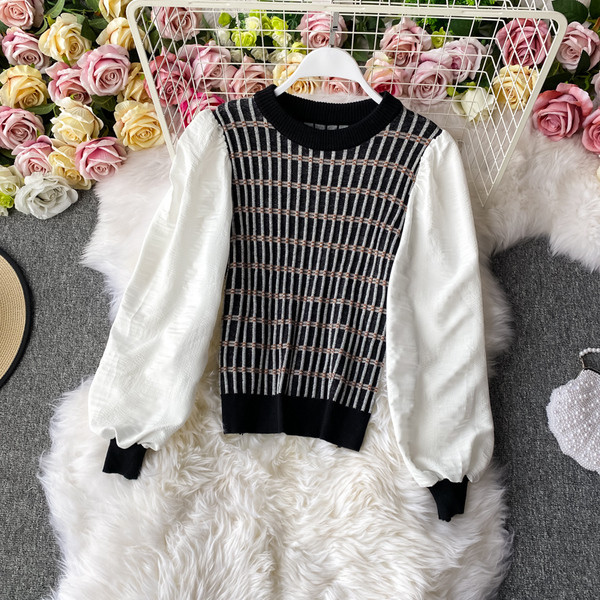 Γυναικείο πουλόβερ με οβάλ ντεκολτέ και μανίκια από τούλι