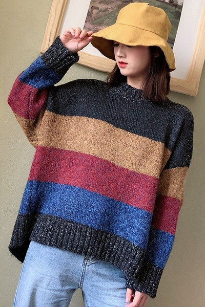 Γυναικείο ριγέ πουλόβερ με στρογγυλή λαιμόκοψη και μακριά μανίκια