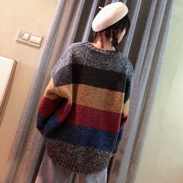 Γυναικείο ριγέ πουλόβερ με στρογγυλή λαιμόκοψη και μακριά μανίκια