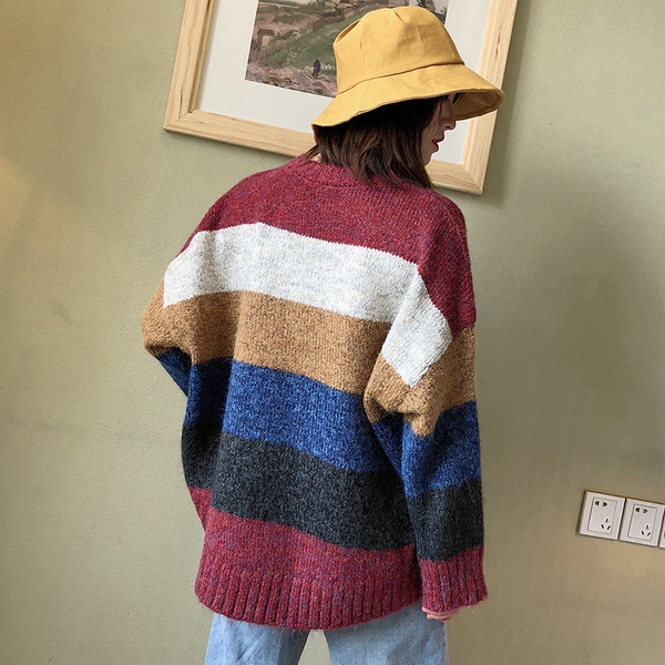 Γυναικείο ριγέ πουλόβερ με στρογγυλή λαιμόκοψη και μακριά μανίκια