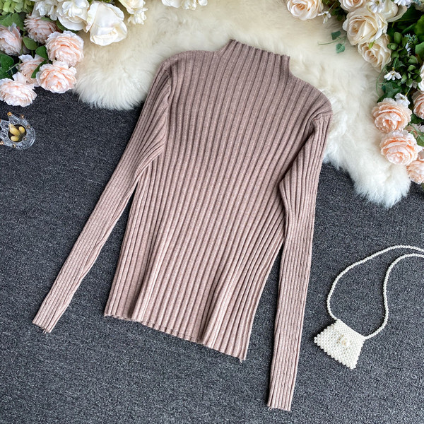 Γυναικείο πουλόβερ μοντέρνο με χαμηλό γιακά