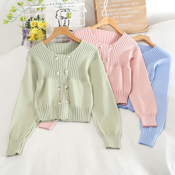 Nööpide ja ümara kaelusega naiste kampsun