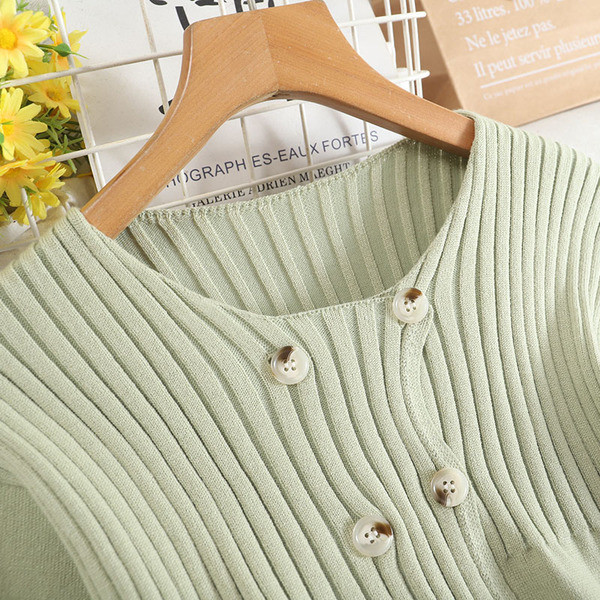 Nööpide ja ümara kaelusega naiste kampsun