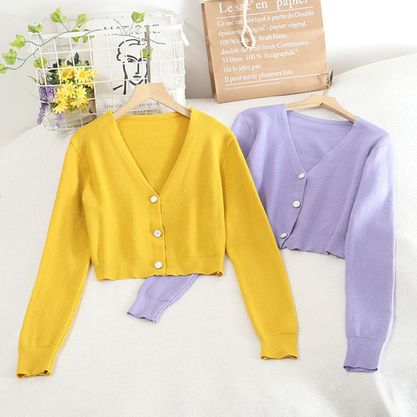 Κοντή γυναικεία ζακέτα με κουμπιά και λαιμόκοψη