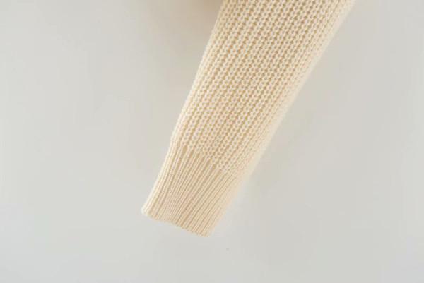 Μοντέρνο γυναικείο πουλόβερ με οβάλ λαιμόκοψη και μακριά μανίκια