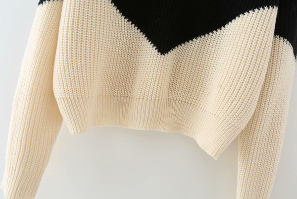 Μοντέρνο γυναικείο πουλόβερ με οβάλ λαιμόκοψη και μακριά μανίκια