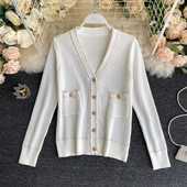 Naiste vabaajavest spitsikaelusega ja kuldsete nööpidega