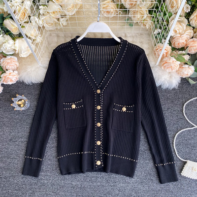 Naiste vabaajavest spitsikaelusega ja kuldsete nööpidega