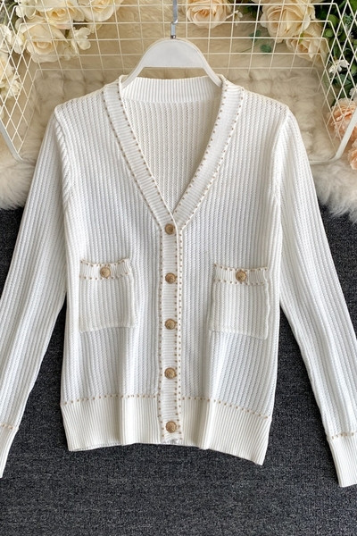 Naiste vabaajavest spitsikaelusega ja kuldsete nööpidega