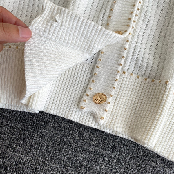 Naiste vabaajavest spitsikaelusega ja kuldsete nööpidega