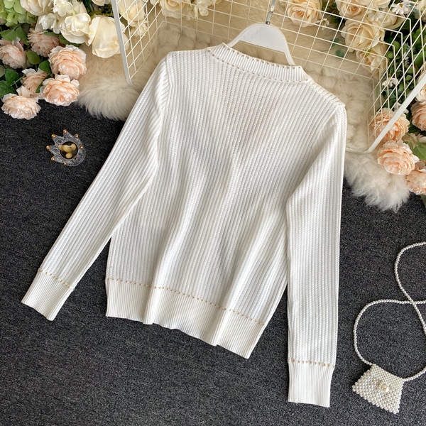 Naiste vabaajavest spitsikaelusega ja kuldsete nööpidega