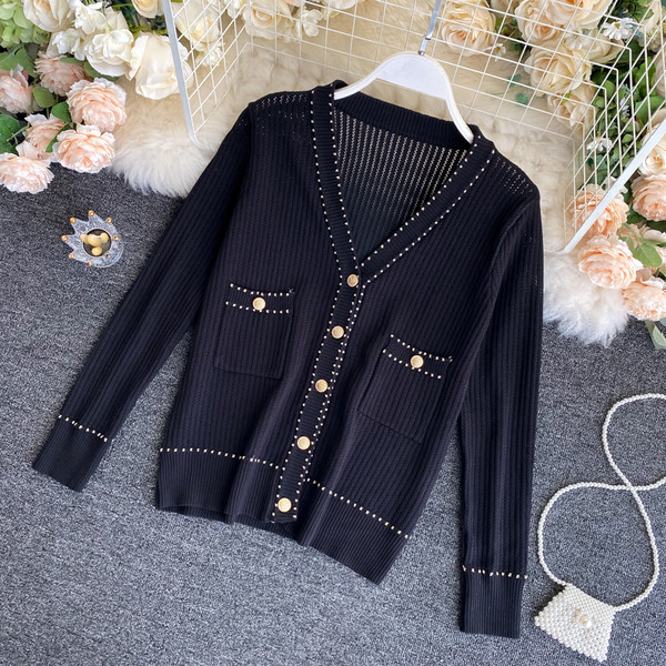 Naiste vabaajavest spitsikaelusega ja kuldsete nööpidega