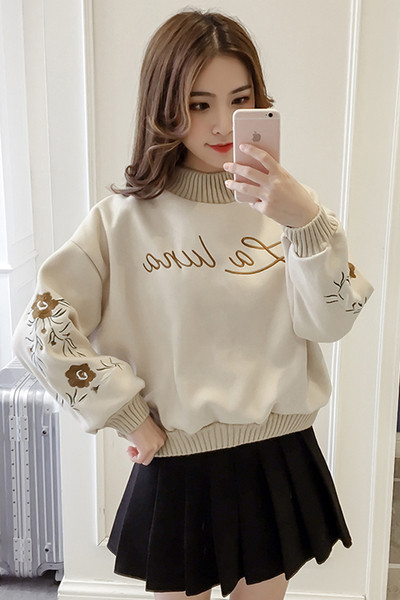 Γυναικείο πουλόβερ με κεντήματα και ψηλό γιακά