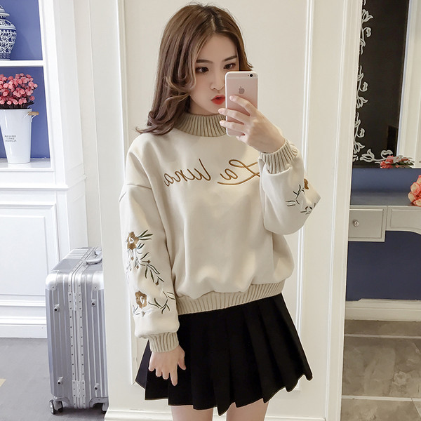 Γυναικείο πουλόβερ με κεντήματα και ψηλό γιακά