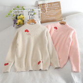 Πουλόβερ γυναικείο μοντέρνο με κεντήματα και χαμηλό γιακά