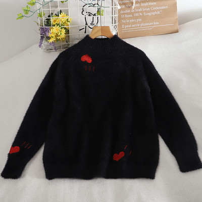 Πουλόβερ γυναικείο μοντέρνο με κεντήματα και χαμηλό γιακά