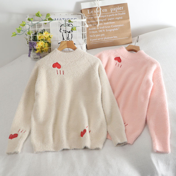 Πουλόβερ γυναικείο μοντέρνο με κεντήματα και χαμηλό γιακά