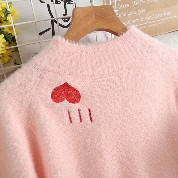 Πουλόβερ γυναικείο μοντέρνο με κεντήματα και χαμηλό γιακά