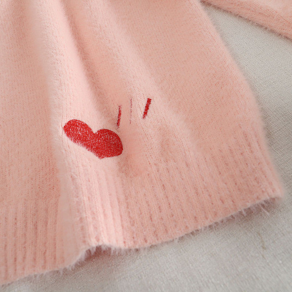 Πουλόβερ γυναικείο μοντέρνο με κεντήματα και χαμηλό γιακά