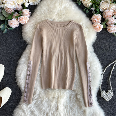 Γυναικείο casual πουλόβερ από λεπτό πλέξιμο με μεταλλικό στοιχείο