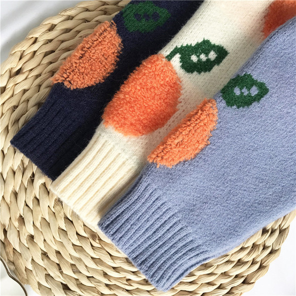 Γυναικείο πουλόβερ μοντέρνο με ψηλό κολάρο και σχέδιο