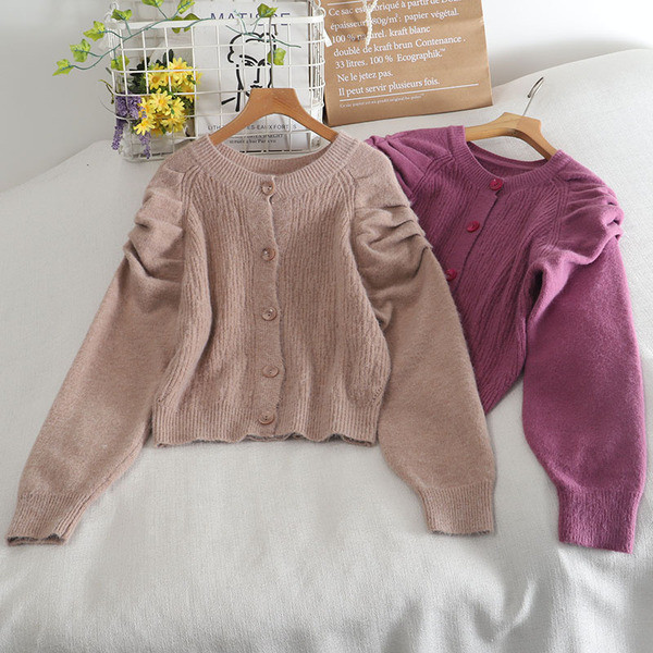 Ležeran ženski kardigan s gumbima i ovalnim izrezom