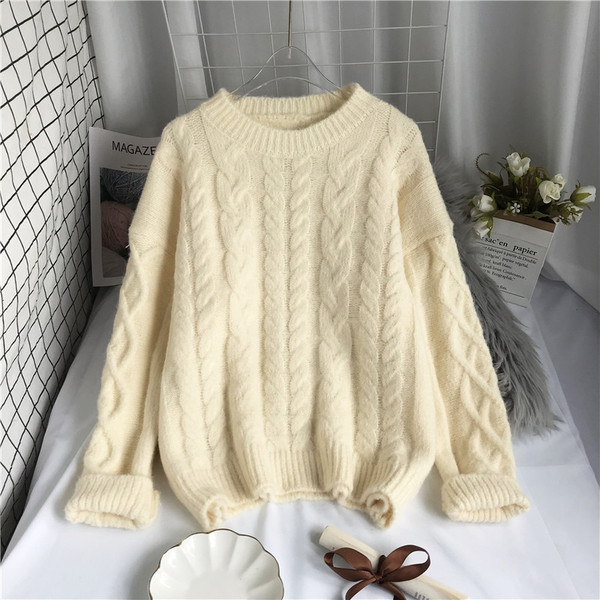 Μοντέρνο γυναικείο πουλόβερ  με οβάλ ντεκολτέ και μακριά μανίκια