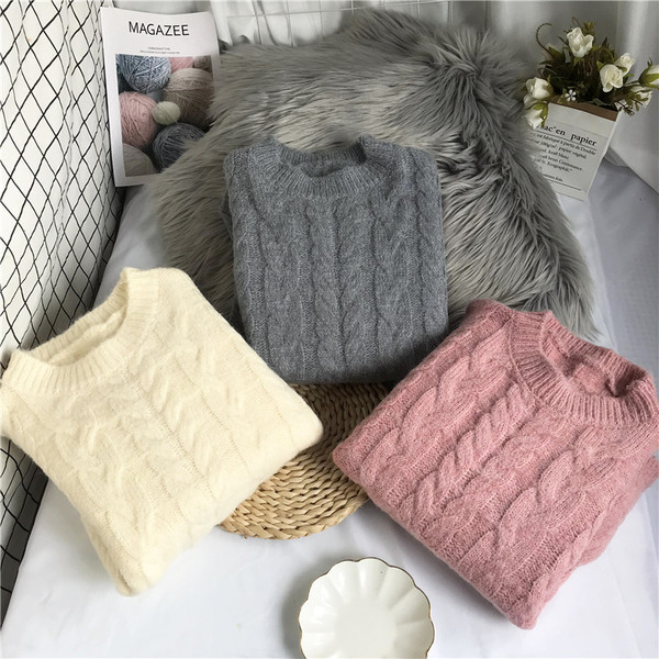 Μοντέρνο γυναικείο πουλόβερ  με οβάλ ντεκολτέ και μακριά μανίκια