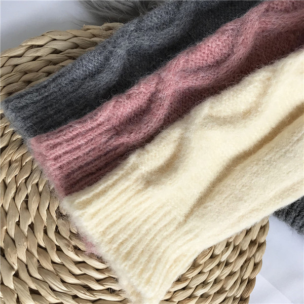 Μοντέρνο γυναικείο πουλόβερ  με οβάλ ντεκολτέ και μακριά μανίκια