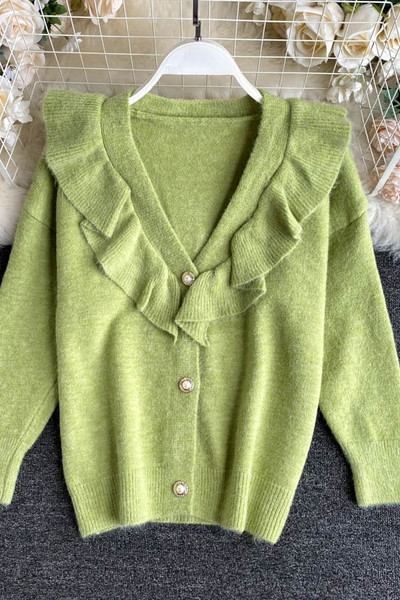 Naiste lokkide ja nööpidega kardigan